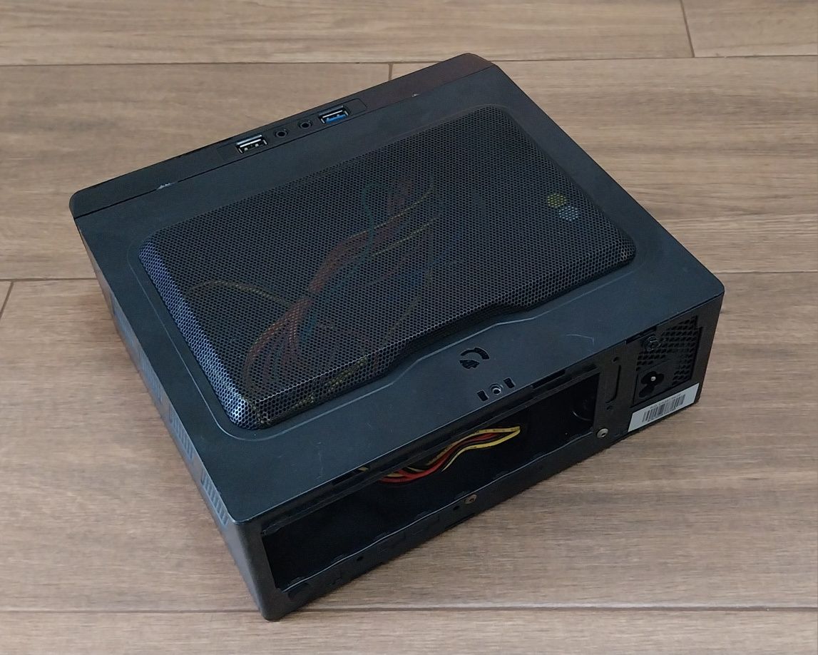 Caixa mini itx com fonte de alimentação Unika de 150 Watts