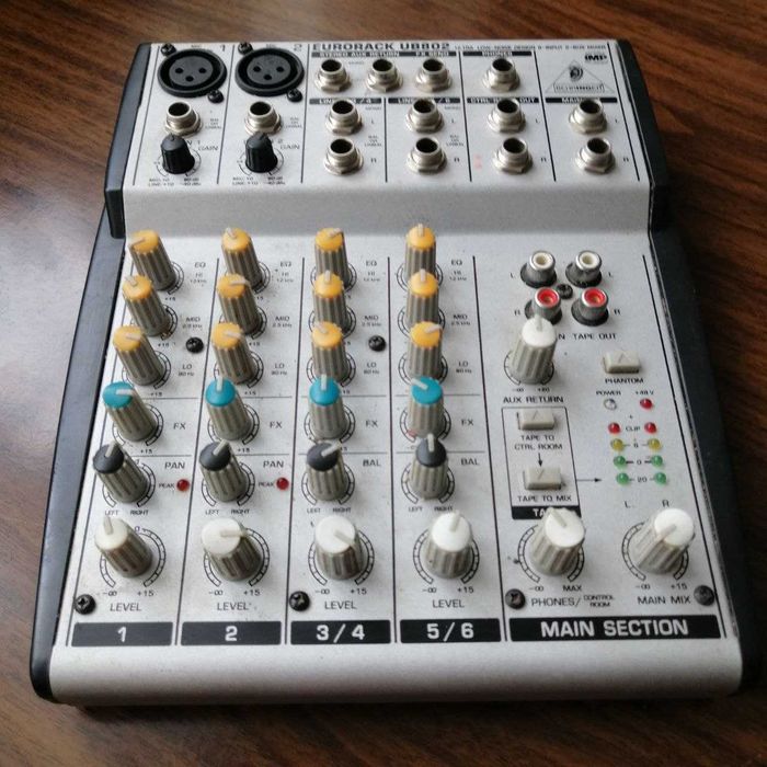 Микшерский пульт Behringer Europack UB802
