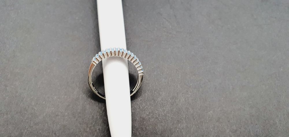 Pierścionek srebrny p.925 z niebieskimi cyrkoniami