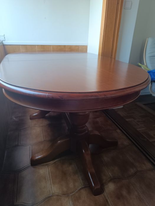 Mesa oval extensível em cerejeira
