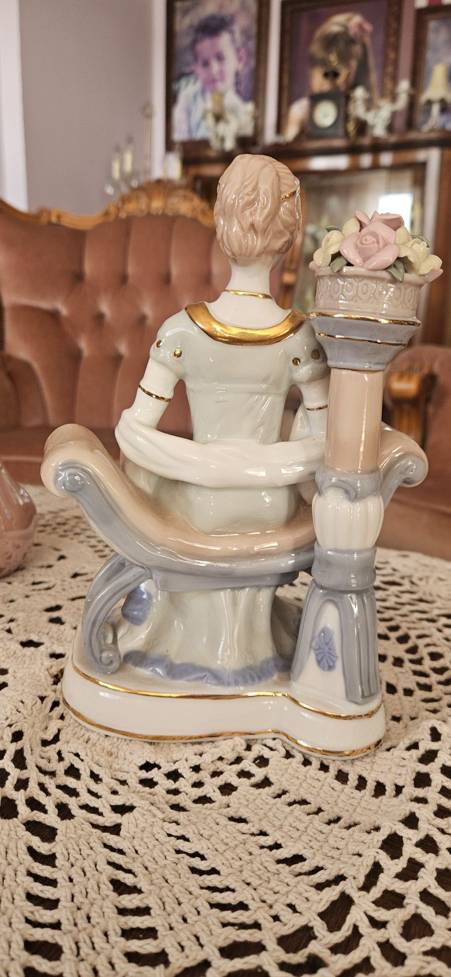 Porcelanowa figurka kobiety