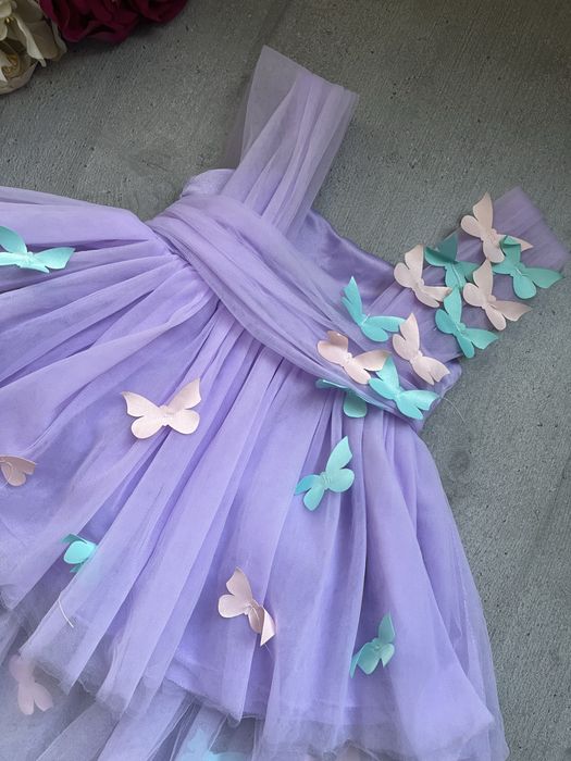 Розкішна бузькова сукня з метеликами на 1 рік