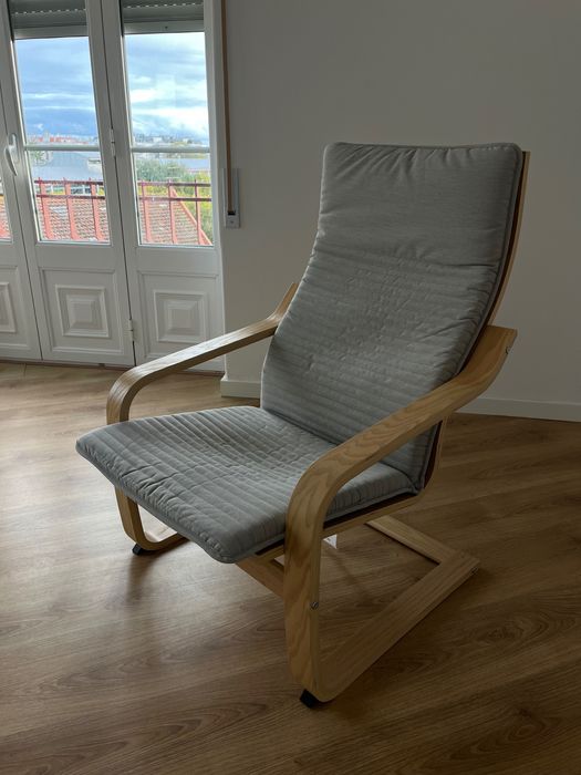 Poltrona IKEA POÄNG (chapa de carvalho) + almofada – como nova