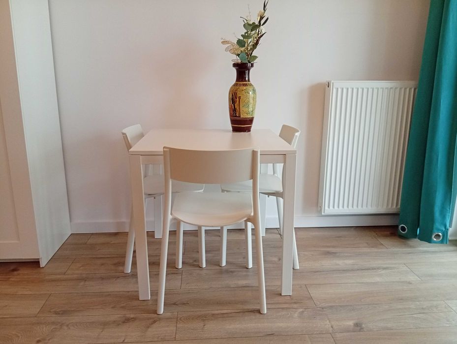 Ikea stół Vihals biały 74x74x75cm z trzema krzesłami Ikea białe