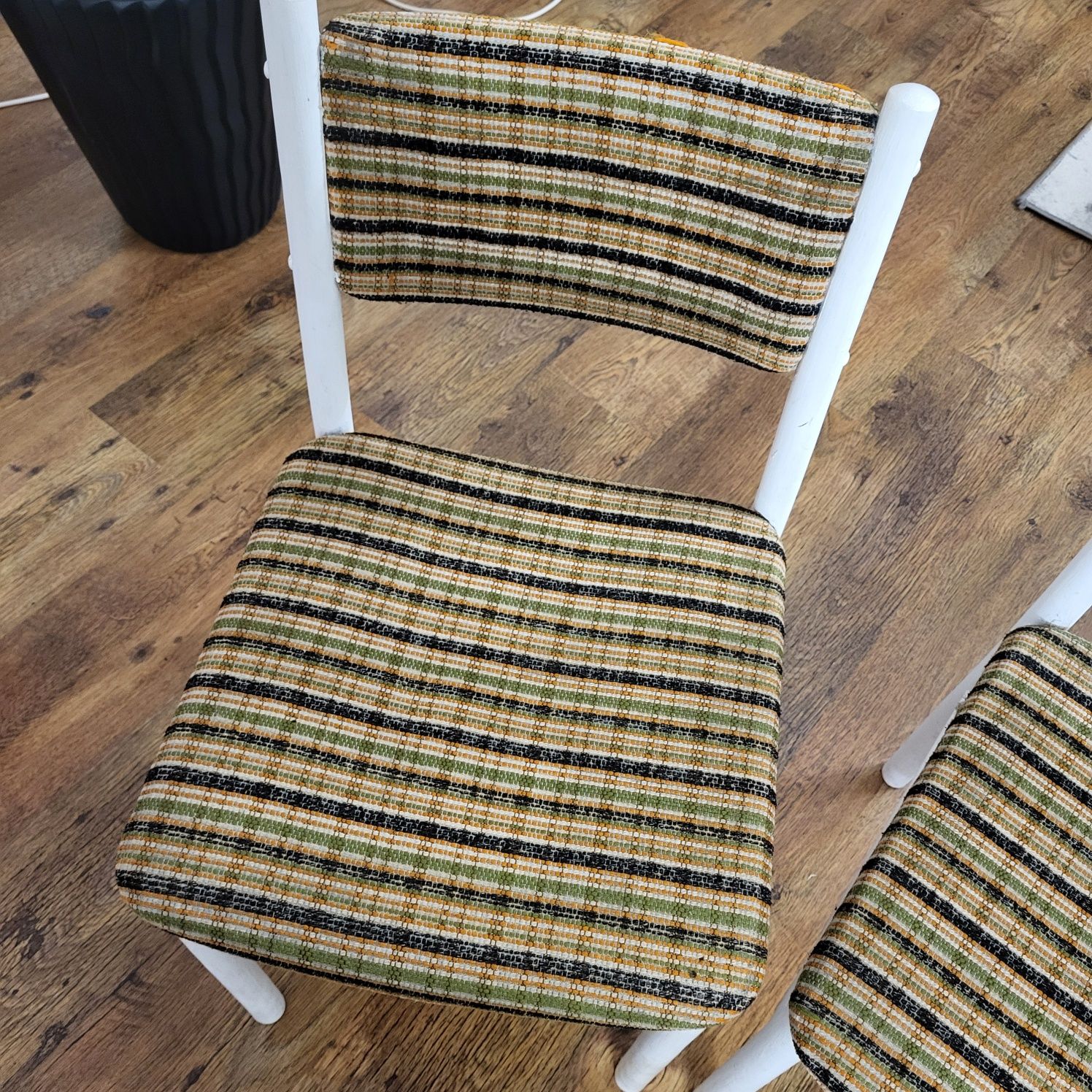 Białe stare krzesła PRL tapicerowane drewniane kolorowe krzesło PRL