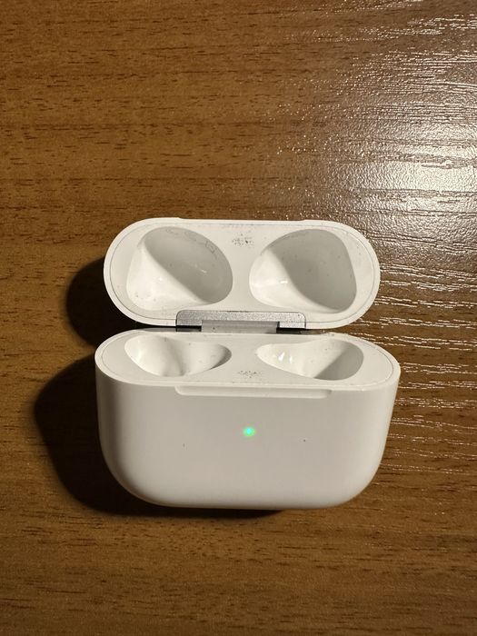 Продам наушник AirPods 3 правый с кейсом А 2565