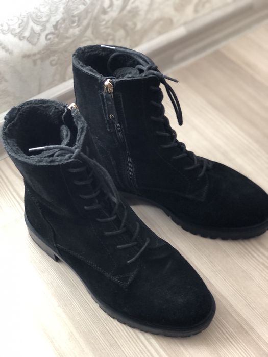 Чорні ботильйони з екозамші з утепленням