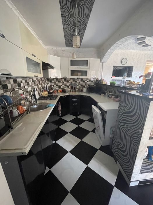 Продається будинок з земельною ділянкою.