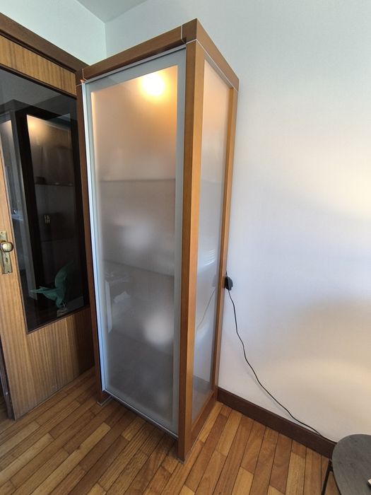 Vitrine com iluminação com 3 prateleiras em vidro temperado