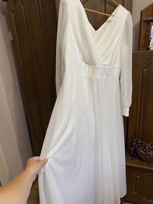 Нарядна біла сукня