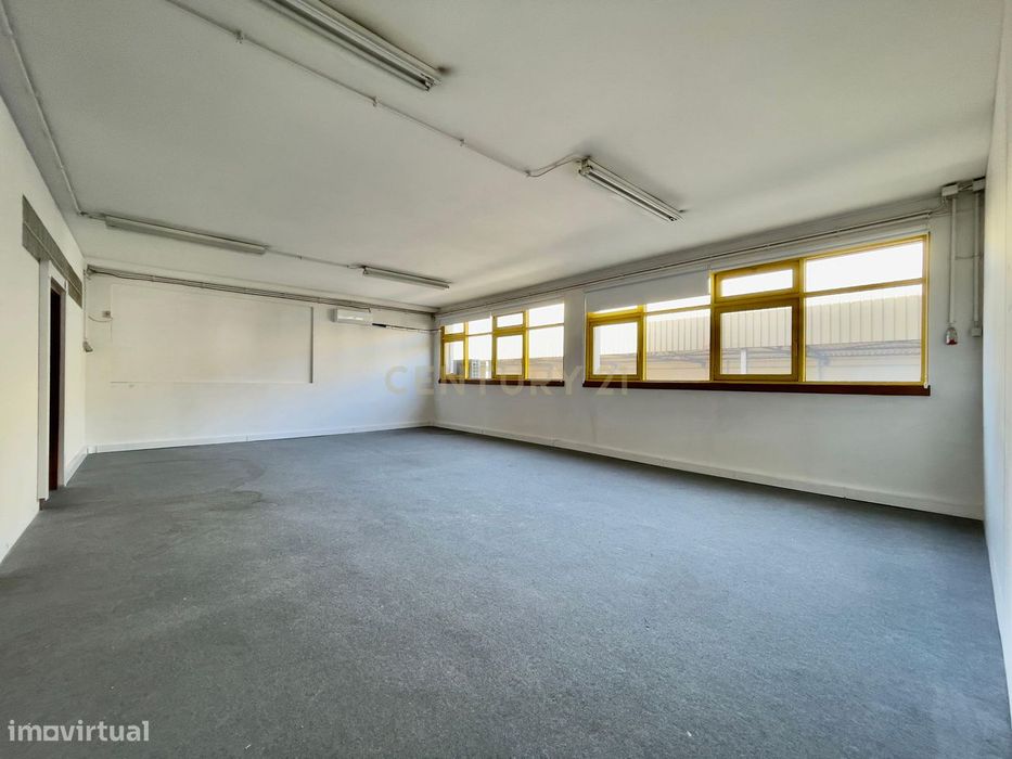 Arrendamento: Escritório Luminoso na Zona Industrial do Porto!" 222 M2