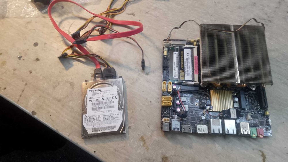 Mini itx NAS Unraid ASUS Q87T i7-4770S So-dimm 16 DDR3 40 GB HDD