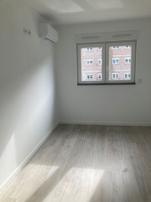 Alugo T2 novo Aradas, próximo Glicinias