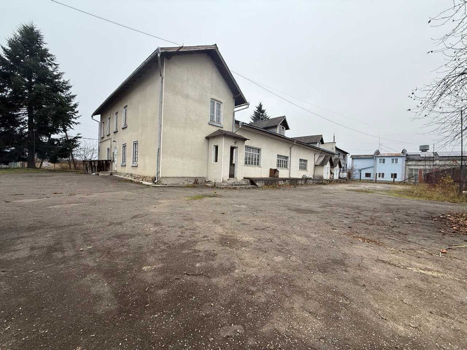 Продам виробничо-складське  приміщення у с. Вістова з рампою .