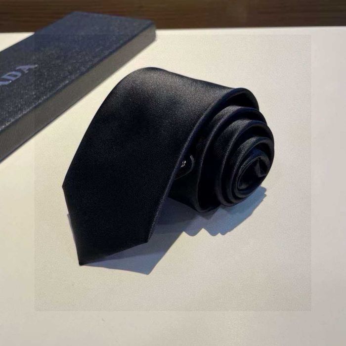 Nowy Krawat Prada, jedwab na prezent od reki