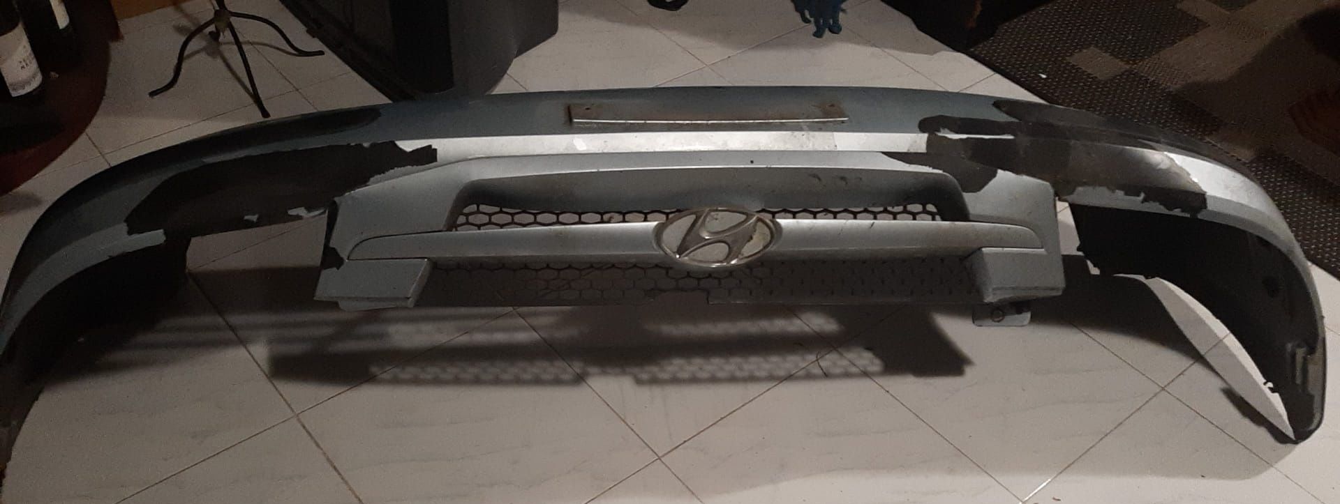 Parachoque dianteiro Hyundai Getz com grelhas, símbolo, frisos e lip