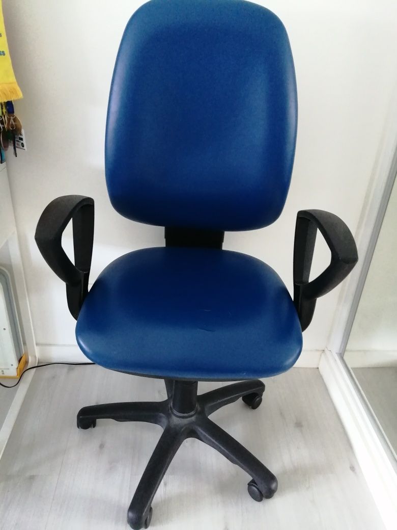 Cadeira azul com rodas