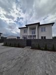 Чудовий будинок в Крюківщині біля озера.