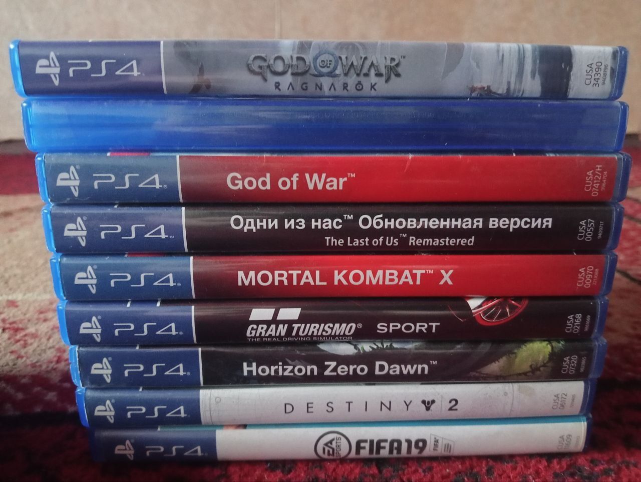 Продам playstation 4 +9 игр +3 джойстика возможен торг