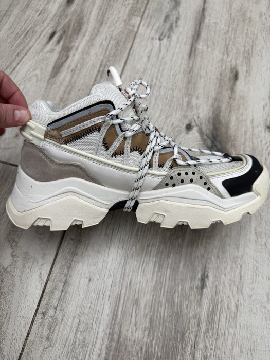 Снікери Kenzo.