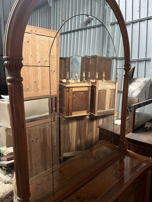 Móvel antigo de quarto com espelho – estilo clássico