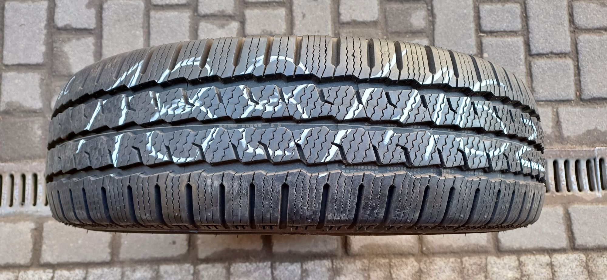 MAXXIS 215/75R16C , pojedyńcza wzmacniana opona zimowa.