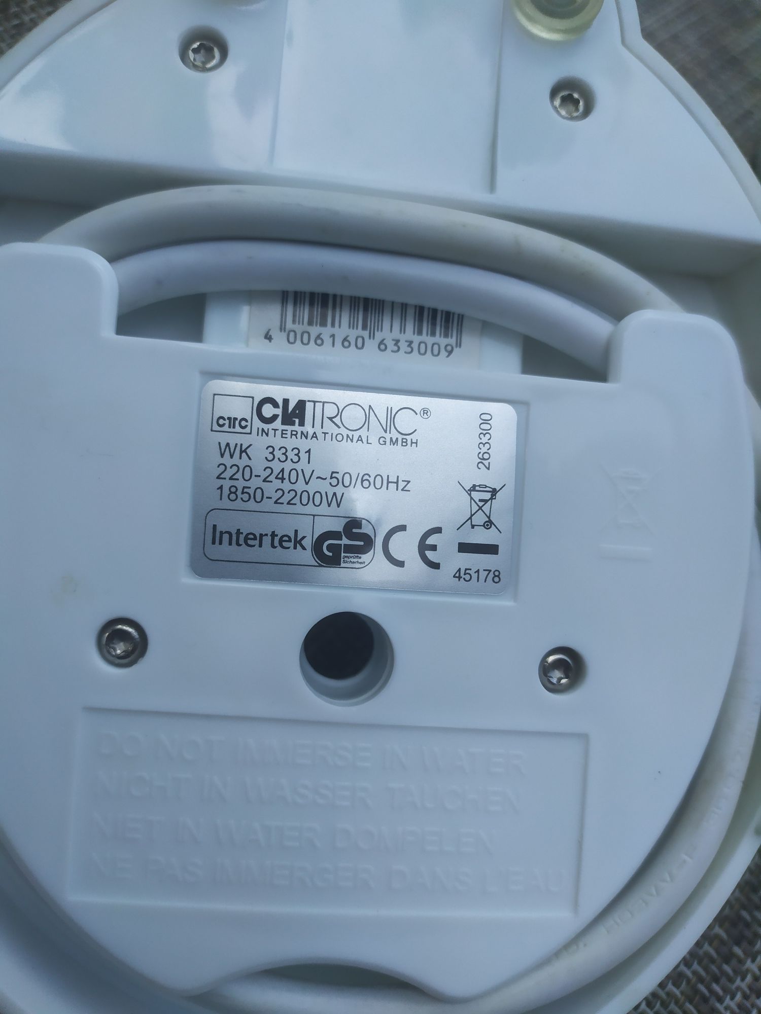 Biały czajnik elektryczny Clatronic 1,7 litra WK3331