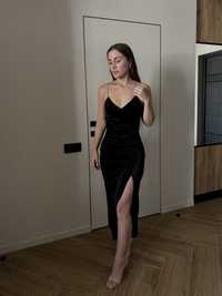 Бархатна чорна сукня вечірня міді zara з декольте і вирізом на ніжці