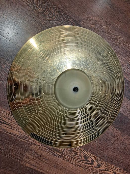 Zestaw elektronicznych blach perkusyjnych.