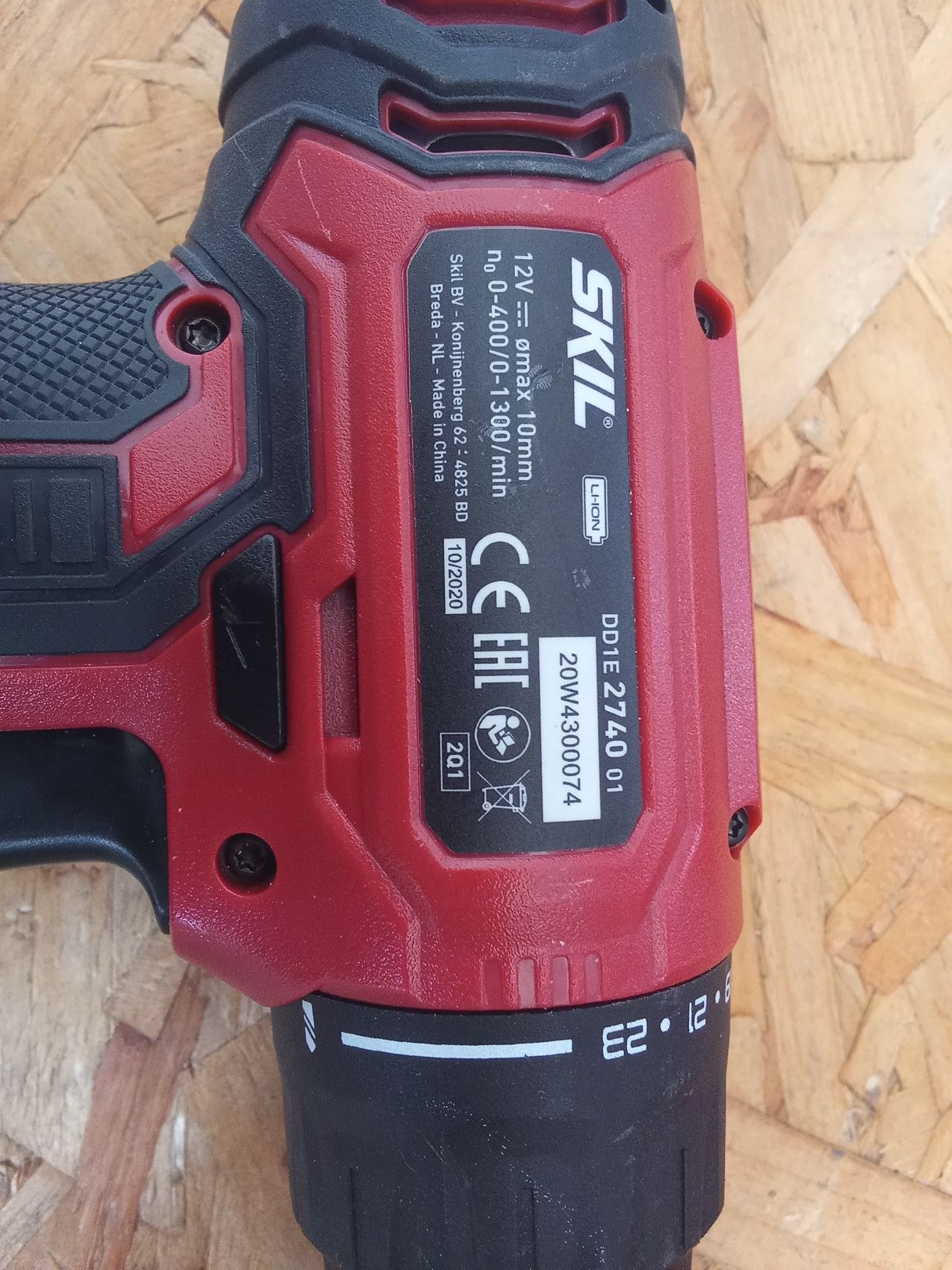Aparafusada e carregador marca  SKIL ( Sem Bateria)
