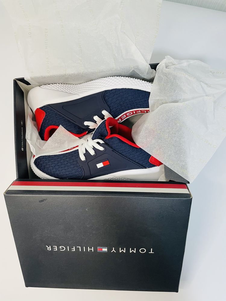 Продам кроссовки  Tommy Hilfiger