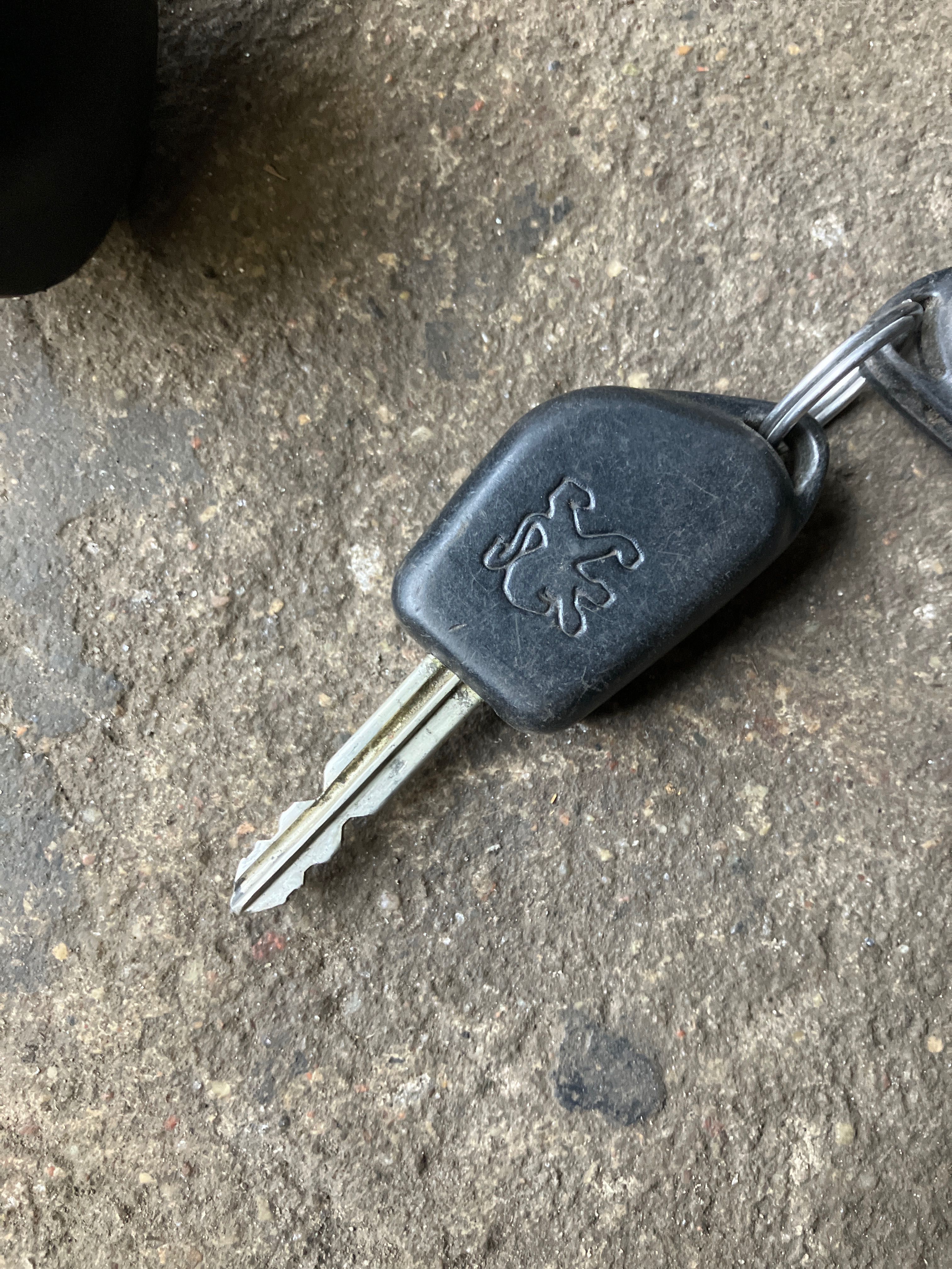 Peugeot Partner - stacyjka z kluczykiem  wkład zamka korek