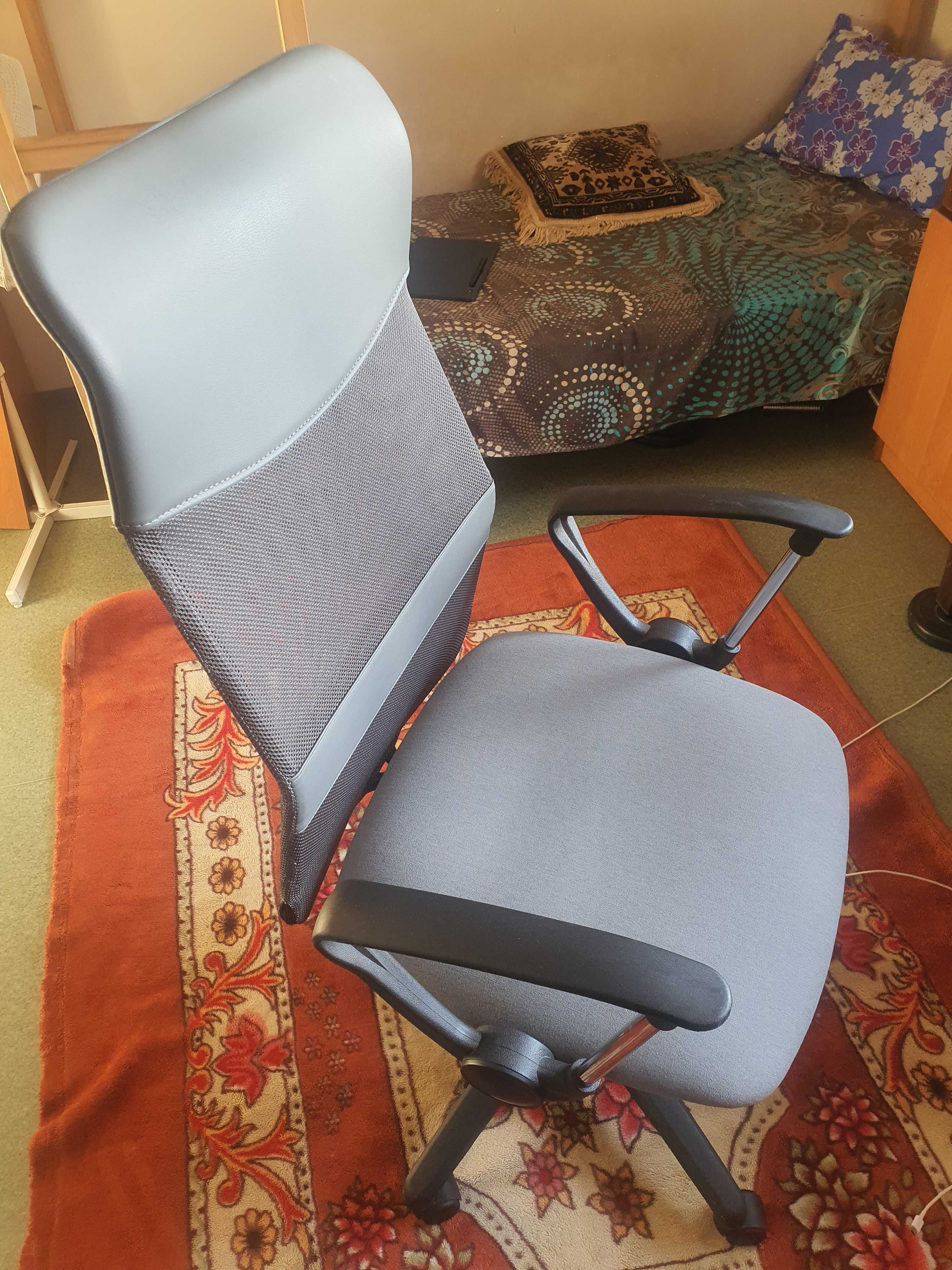 Нове офісне крісло з поперековою опорою для тривалого сидіння