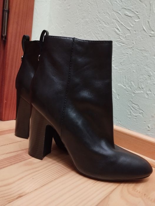 Шкірні весняні чобітки Guess, черевички, напівчоботи, полусапожки