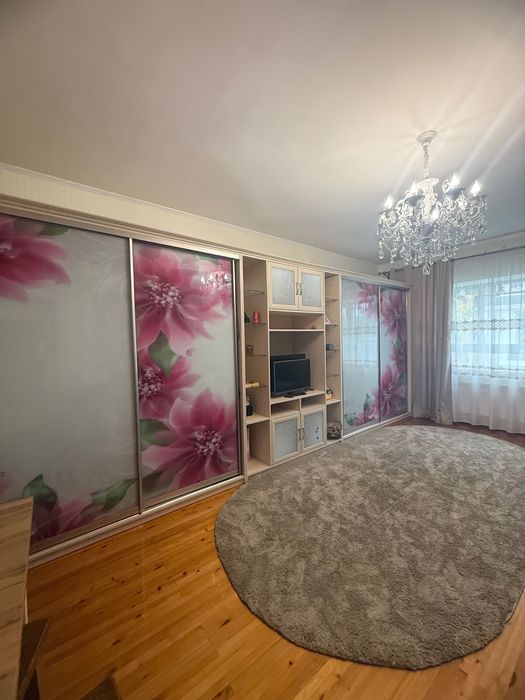 Дизайнерський шкаф купе . Найдорожча фурнітура . Камні Сваровського .