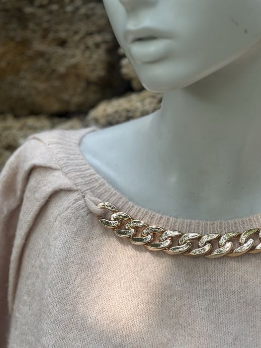 Свитер с цепочкой