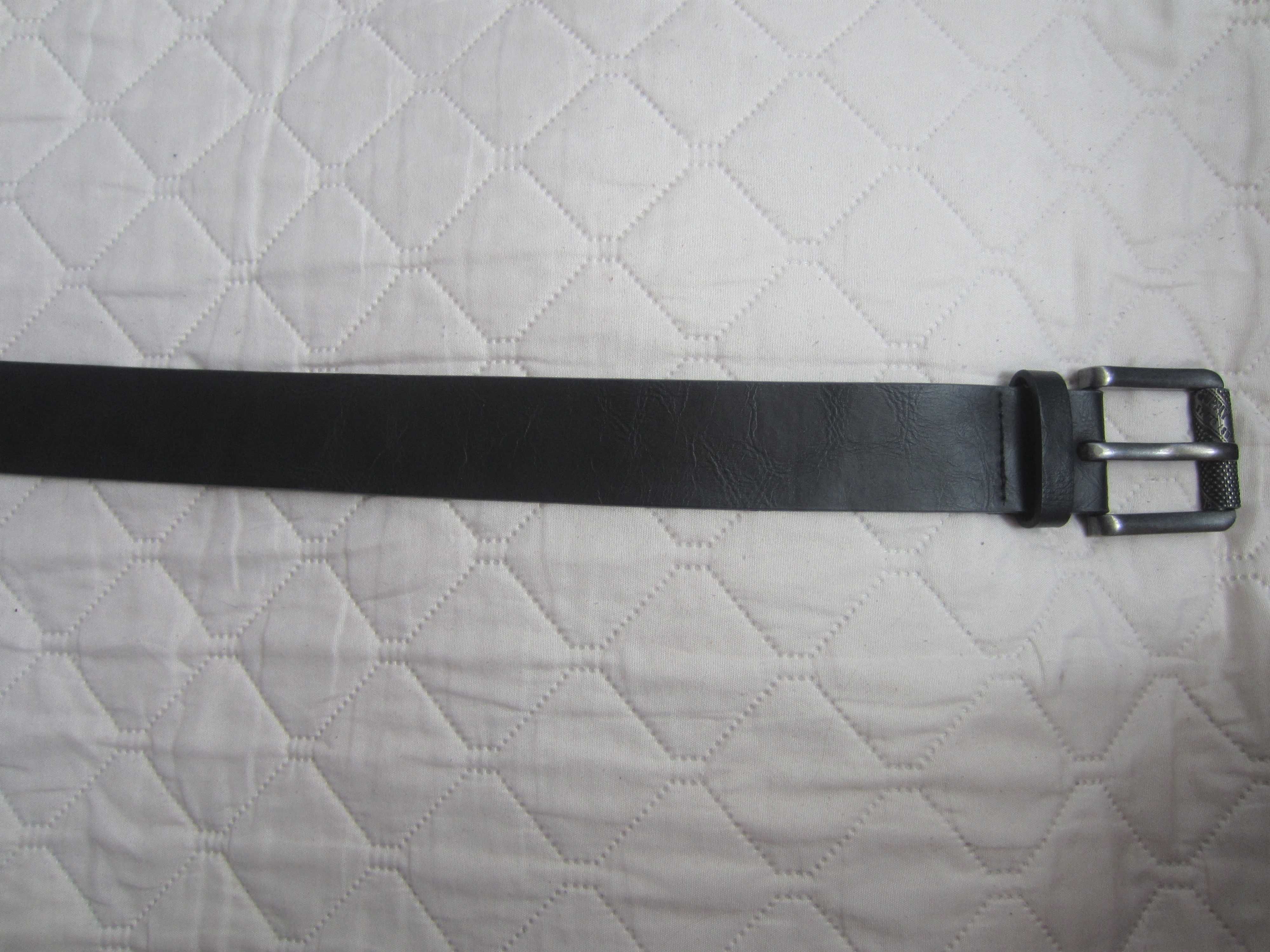 Czarny pasek z ozdobną klamrą, długość 110 cm, szer. 3,7 cm