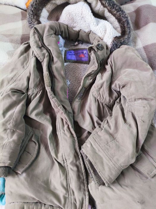 Парка тепла дівчинка.