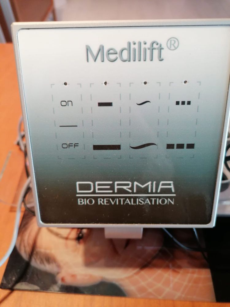 Dermia Solution MediLift to aparatura do mezoterapii mikroigłowej.