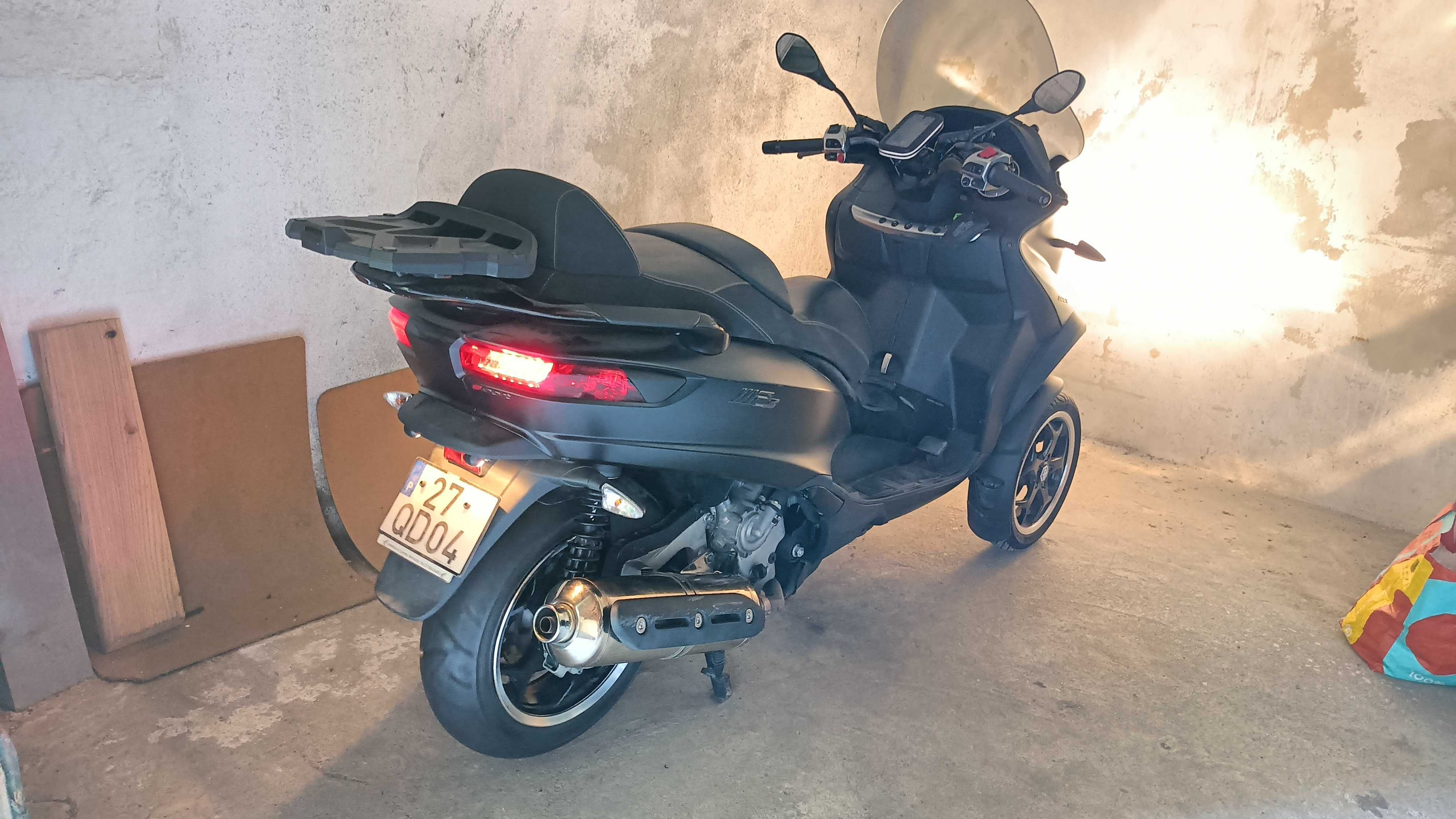 Piaggio Mp3 500 de 2015 pode ser conduzida com carta de carro