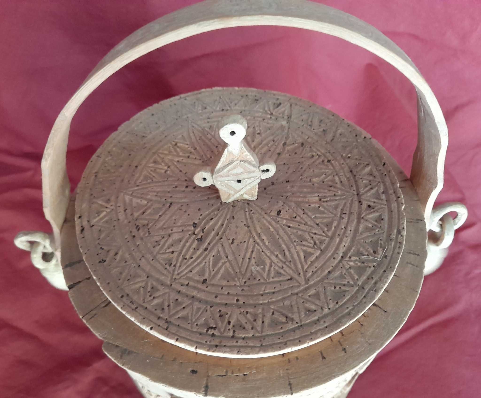 Tarro raro e antigo, todo trabalhado. mede de altura 18 cm