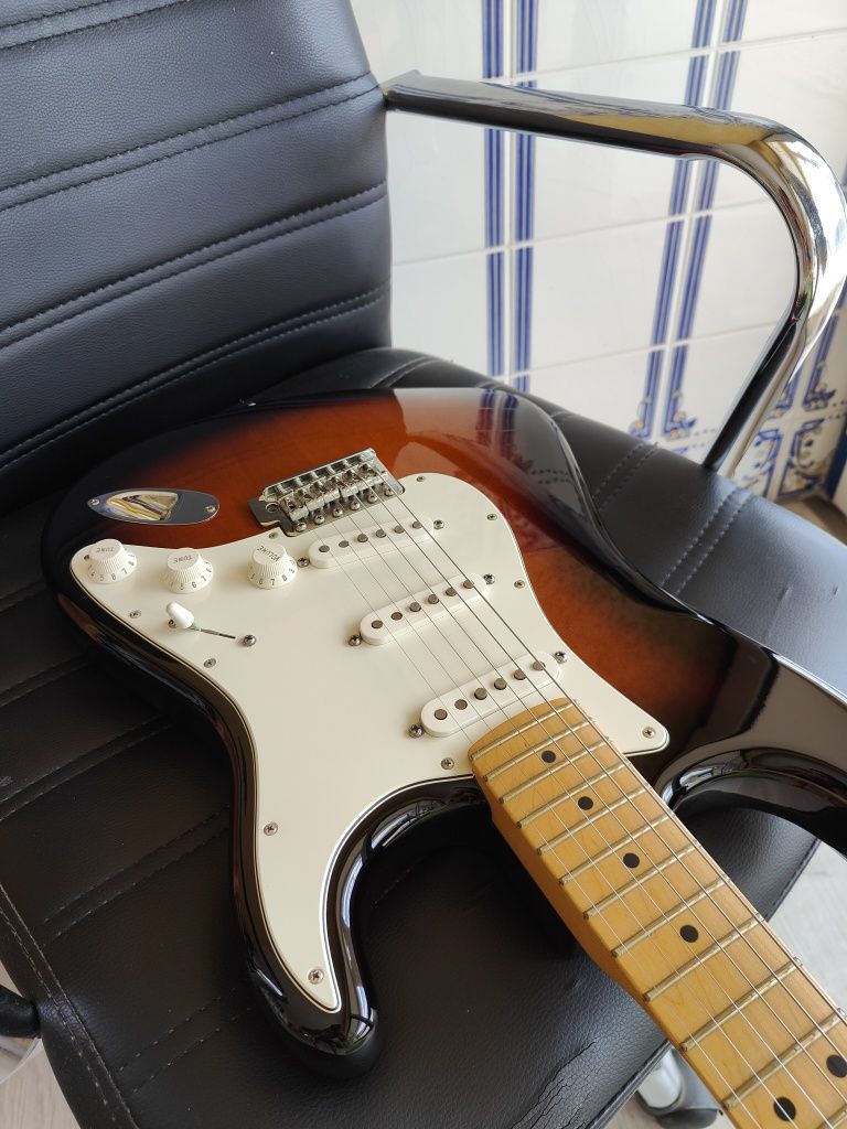 Vendo GUITARRA elétrica FENDER American Special Strat MN 2CS 60 years