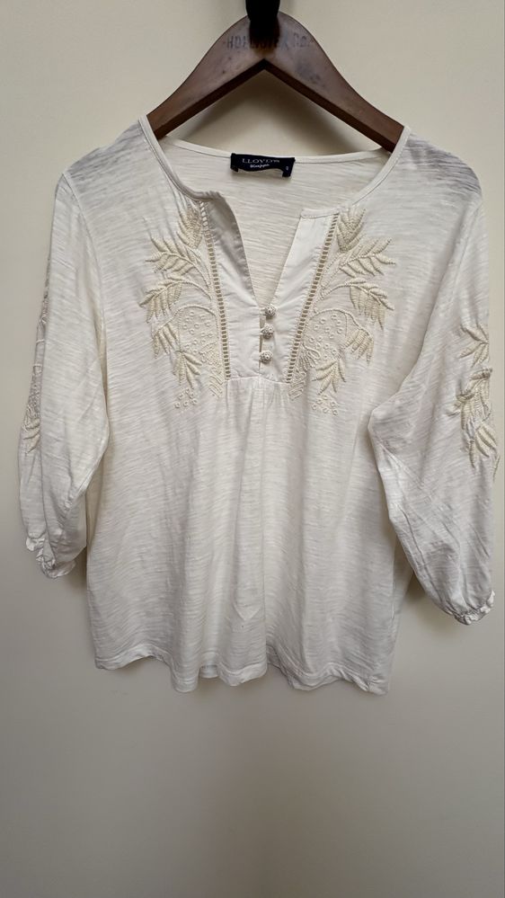 Blusa marca Lloyds manga curta em balao bordada