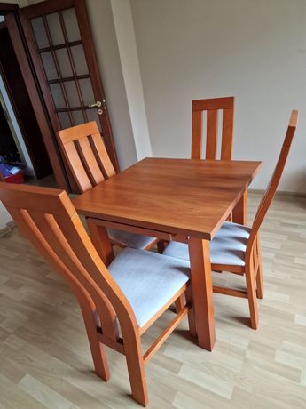 Stół kuchenny  rozkładany  z  czterema krzesłami