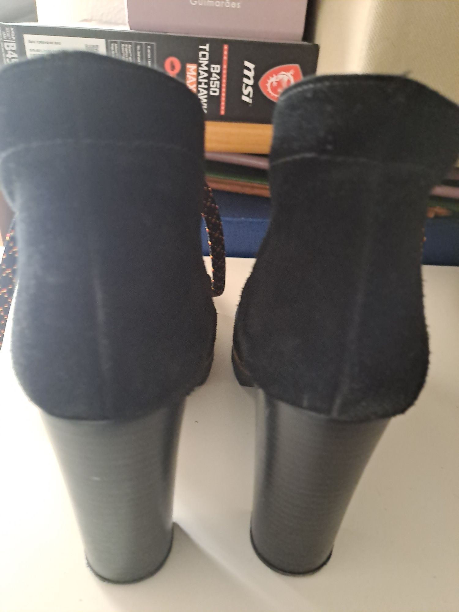 Botins de camurça preta com tacão, em ótimo estado