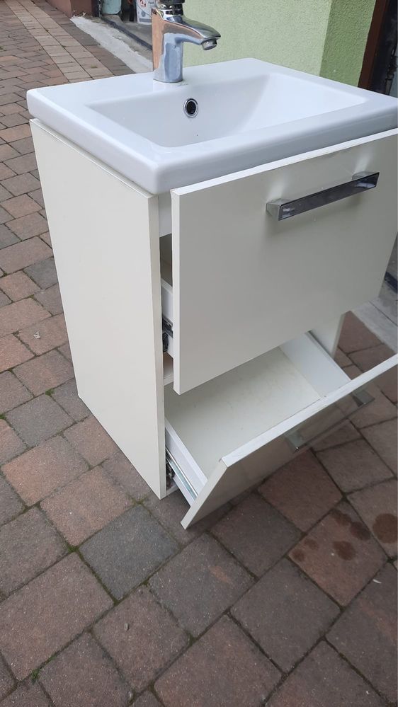 Szafka z umywalką i baterią