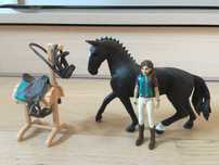 Konik schleich rasa wałach hanowerski,dżokejka,stojak,siodło,uzda
