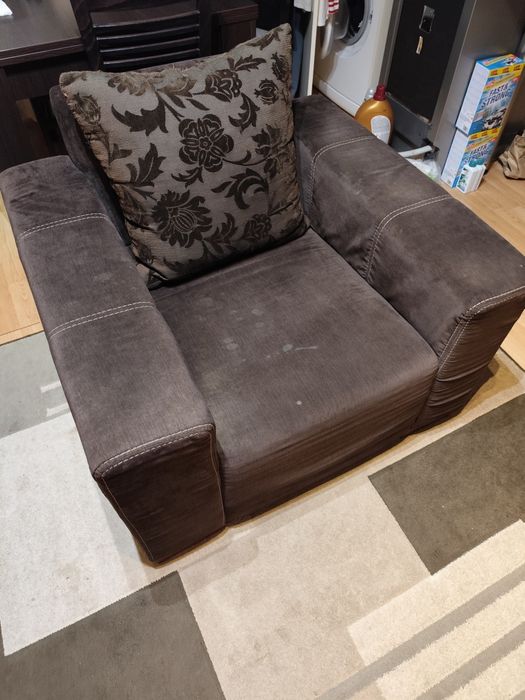 Fotel brazowy z szerokimi podłokietnikami