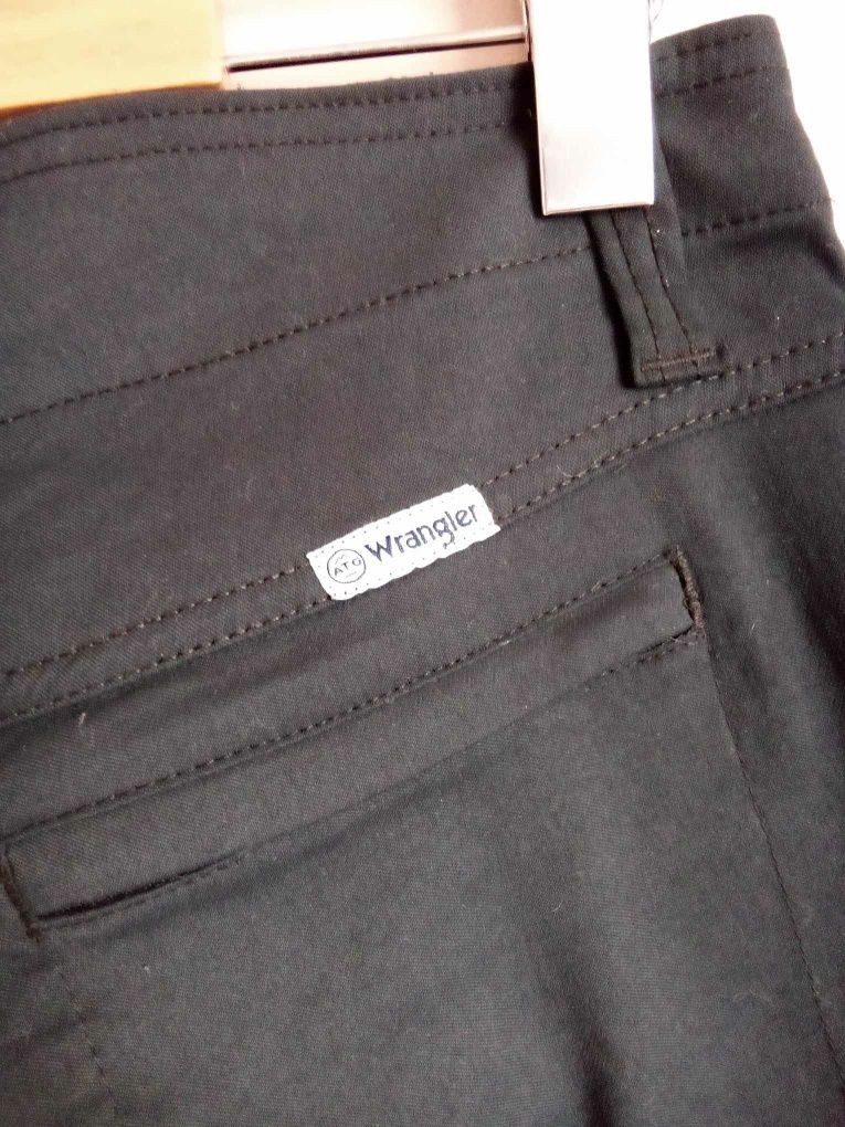 Czarne spodnie materiałowe typu chinos Wrangler