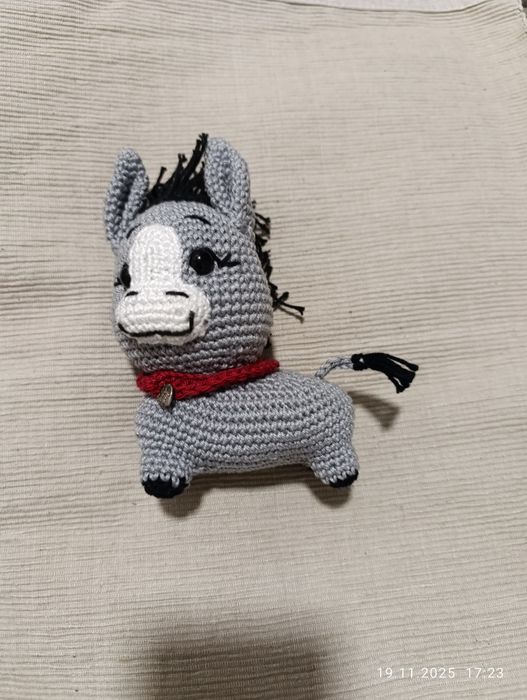 В'язана м'яка іграшка віслюк, віслючок